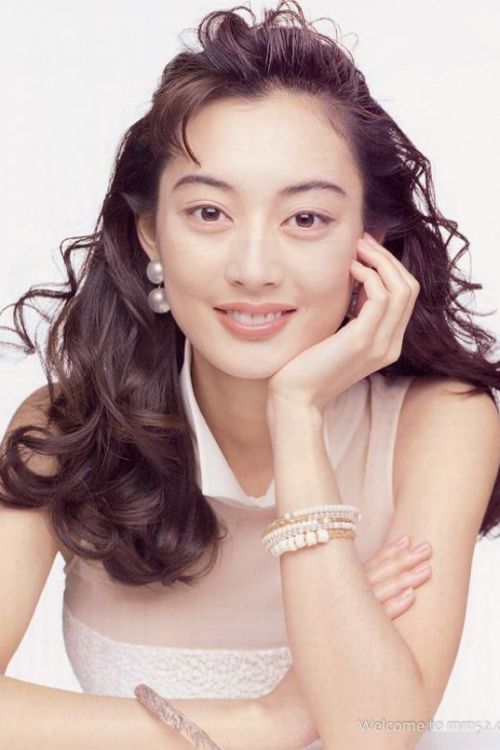 江黑真理衣