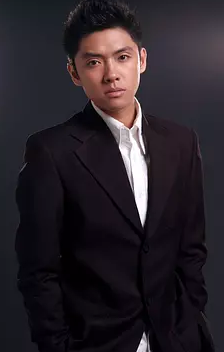 高郡偉